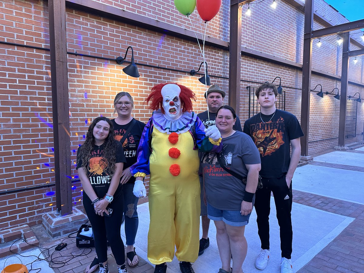 StrangerTours's tweet photo. It's Halloween here in Hawkins! If you want to book your  tour to see the 80's slashers that inspired the Duffer Bros plus share your love of Stranger Things book your tix now! 
https://t.co/9BSOf8iuxb 
#strangerthings #strangertours #Halloween #Hawkins #Jacksonga #pennywise https://t.co/eoUXgfRDaw