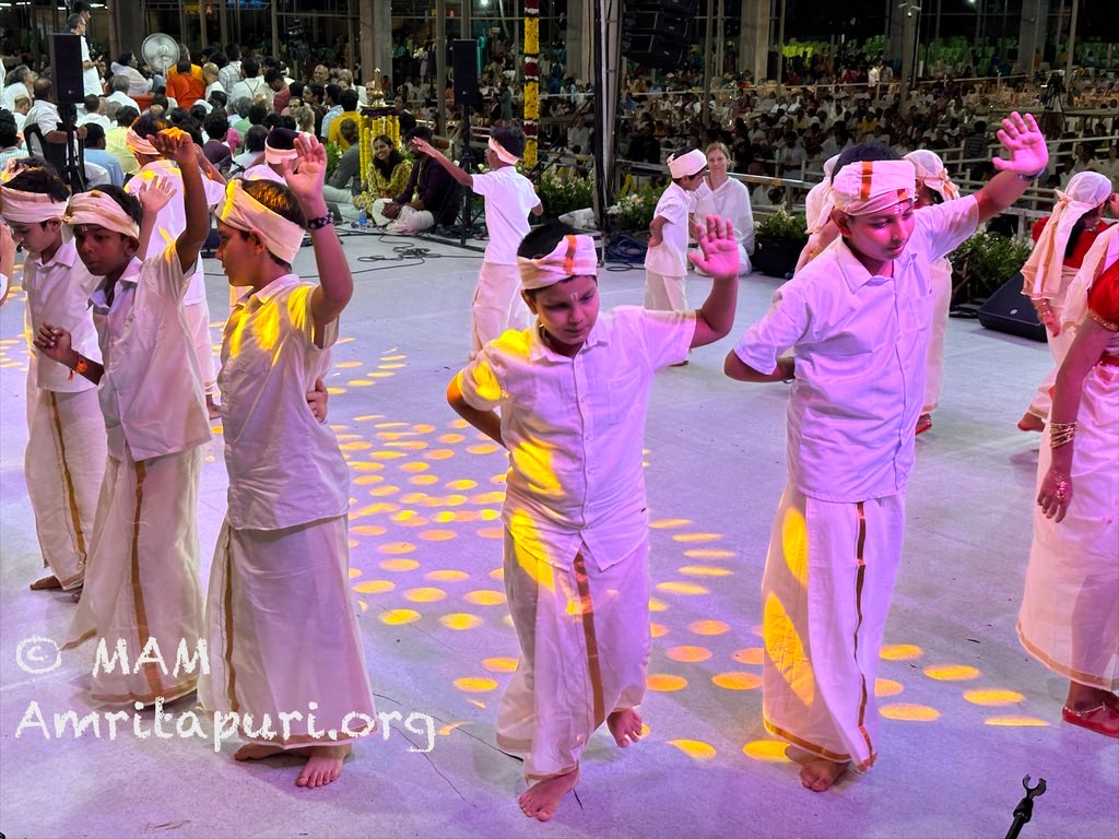 AmmaChimes's tweet photo. Ashram kids are performing #Baduga dance. Amma continues darshan #AmritaVarsham70 https://t.co/gjMo7tinAP