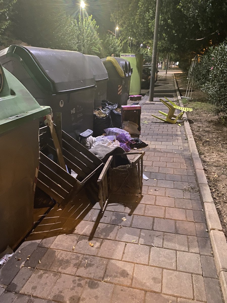 Que civilizados somos. ¿ Esto no tiene multa? <a href="/AytoMurcia/">Ayuntamiento de Murcia</a> 
El puntal.