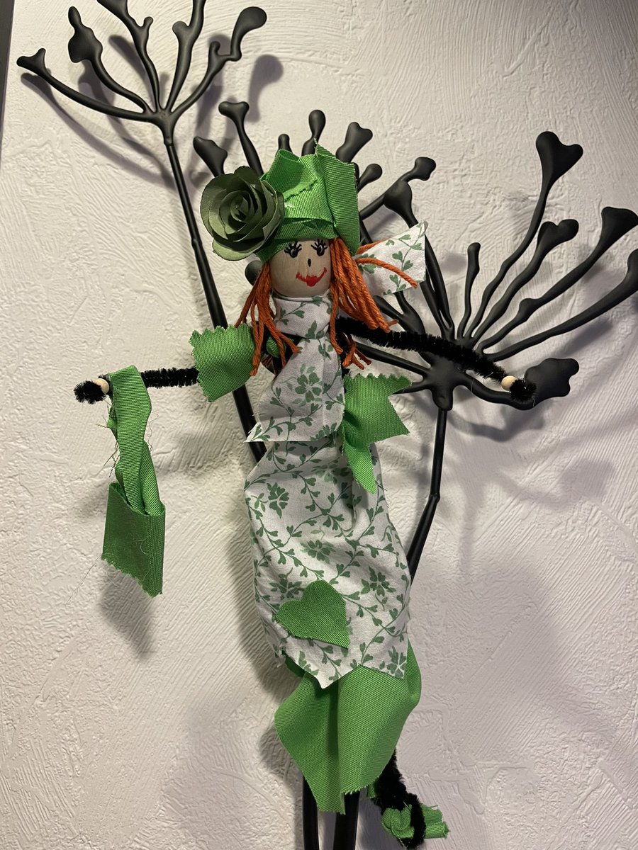 LVive1's tweet photo. Création de marionnettes pour des ateliers de langage  en Apc . Un médiateur pour aider les élèves à prendre la parole plus facilement. 
Une première tentative pour ces figurines fraîchement fabriquées .
#marionnette #langage #APC #maternelle https://t.co/lMyPujyIYP