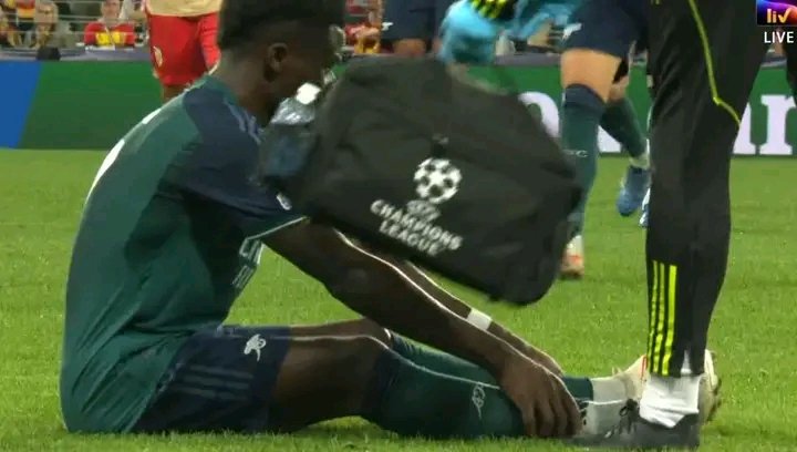era_hillary's tweet photo. Painful picture to Arsenal fans.its not what we expected to happen to our star boy Saka, hope he'll bounce back soon .@Arsenal,#COYG ,@AFTVMedia https://t.co/wNzs040Z8U