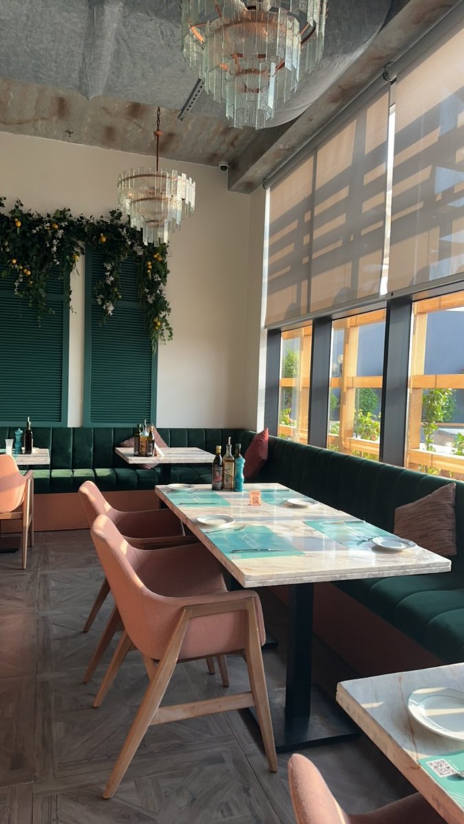 #سيزوني من المطاعم المفضله عندي .. البيتزا عندهم ولاغلطه المكان رايق وجميل والخدمه ممتازه