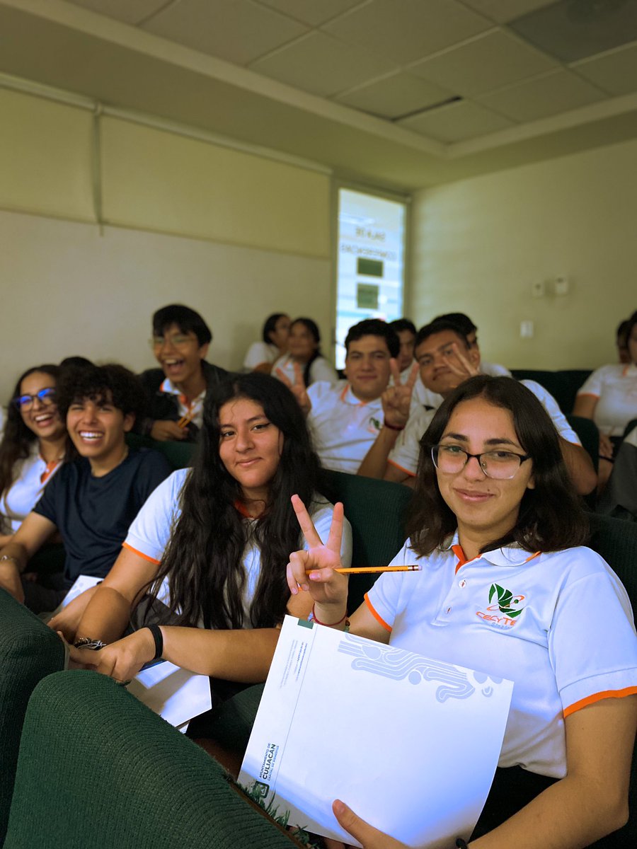 imjucln_mx's tweet photo. Estuvimos con los plebes de la preparatoria @CECyTESin impartiendo el Taller de Orientación Vocacional ✍🏼💭, un ambiente muy divertido y dinámico es el que se vivió en este taller 🤩

#BienestarJuvenil #CapitalDeBienestar https://t.co/CrGqGKNrhg