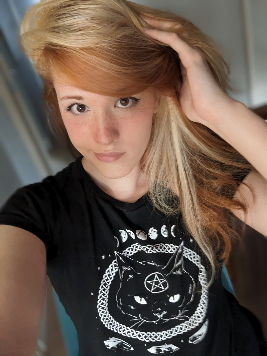 NyxxNympho's tweet photo. would you date a trans girl? 💕 https://t.co/53OQ1lZ6Mh