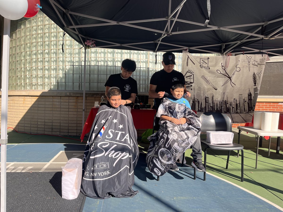 PS28Queens's tweet photo. Today PS 28 had Community Wellness Day. Children were given free haircuts from Milan Barber Shop. Families were welcomed to our outside market where they could get food, supplies and clothes. Thank you to @FranciscoMoyaNY and @ps19qtech for donating supplies/food! @NYC_District24 https://t.co/Byp8Q2sVae