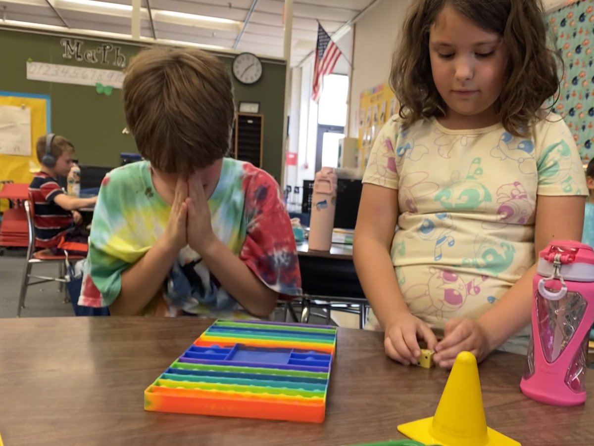 MrsDamskeyFCPS's tweet photo. Gaining understanding of multiplication by making arrays with pop-its! Bonus that itโs a partner game. Some ๐for better numbers ๐ @MiddletownElem #FCPSelemMath https://t.co/2mOagD4Lnm