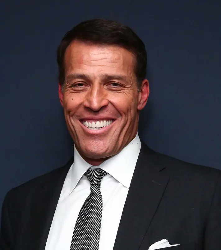 ocolunista_'s tweet photo. E TEM MAIS!
Tony Robbins (direita), outro produtor do filme foi acusado de assédio por DEZ MULHERES DIFERENTES.

Já Tim Ballard (esquerda), homem que inspirou o filme Som da Liberdade foi flagrado com pornografia infantil e hoje é alvo acusações de assédio de diversas mulheres.

Mais uma vez: só jogar os nomes no Google.