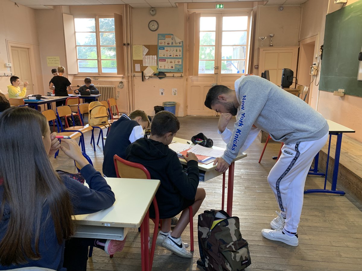 stjosephambert's tweet photo. C’est lors d’une matinée poétique que les quatrièmes ont rencontré Cléon, slameur et rappeur auvergnat. Au programme : présentation de son art, petite démonstration de rap et écriture d’un poème sur le thème de l’amour en prenant en compte les précieux conseils de notre invité. https://t.co/TPbZG1wNhd