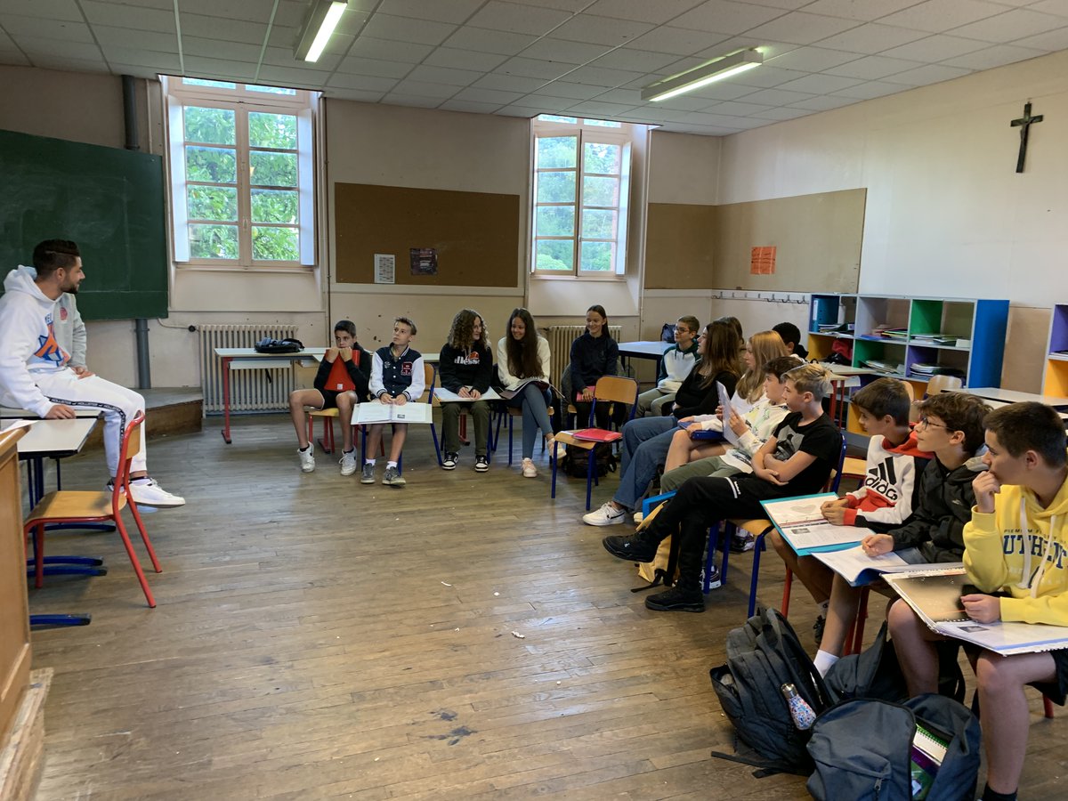 C’est lors d’une matinée poétique que les quatrièmes ont rencontré Cléon, slameur et rappeur auvergnat. Au programme : présentation de son art, petite démonstration de rap et écriture d’un poème sur le thème de l’amour en prenant en compte les précieux conseils de notre invité.