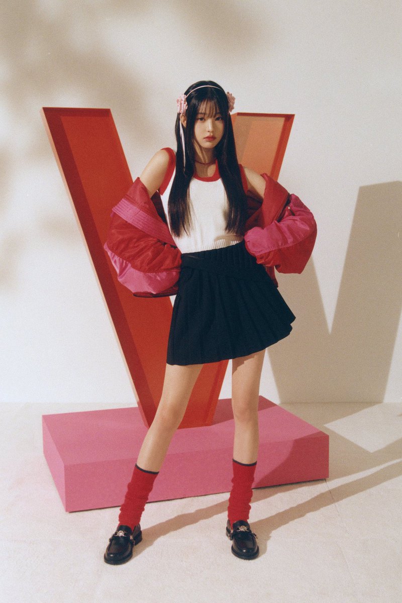 lalisala231's tweet photo. That Gurl is insane?!??! Like I want to have bangs aswell right now 😭💖 She is so cute and beautiful 💕💗💘 #IVE #IVECOMEBACK #WONYOUNG #beautiful #SLAY https://t.co/UBqaIEQgFY