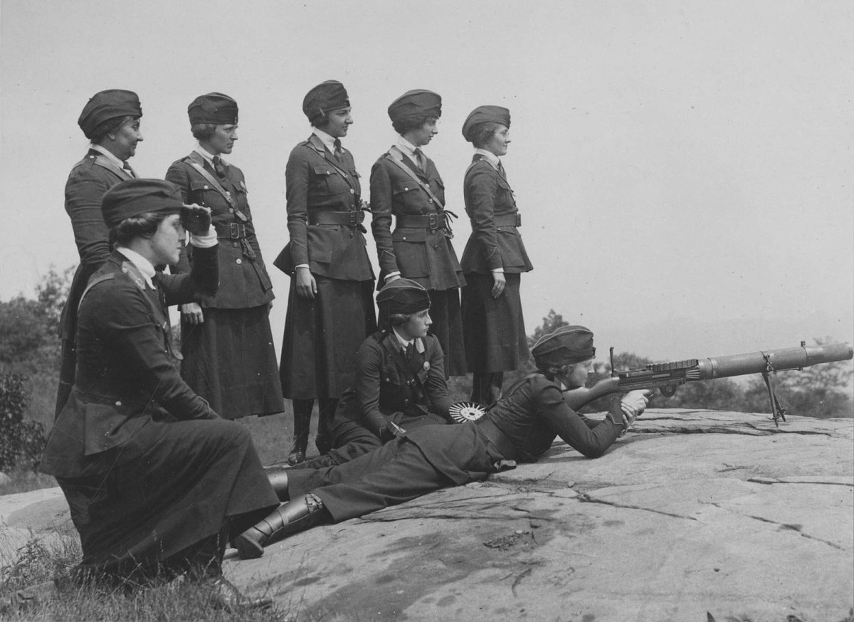 WomenAtWar2's tweet photo. Two fascinating & unusual images, women in #FirstWorldWar (Aug 1918) from the
women's machine gun squad police reserves, NY City.
1) Excelsior motorcycle & side car with Lewis machine gun attached.
2) Practicing with #LewisGun #womenshistory #WWI #AmericanHistory #PoliceHistory https://t.co/q0swtJKkBh