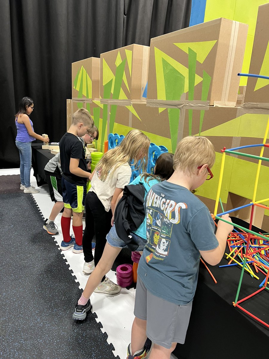 MrEs34Class2021's tweet photo. Today we had the amazing privilege of attending the FULL Steam ahead fair. It was an amazing experience, and it is safe to say all of our scholars enjoyed the event! Thank you @grandforkschildrensmuseum it was amazing! https://t.co/G0HQP9ThMj