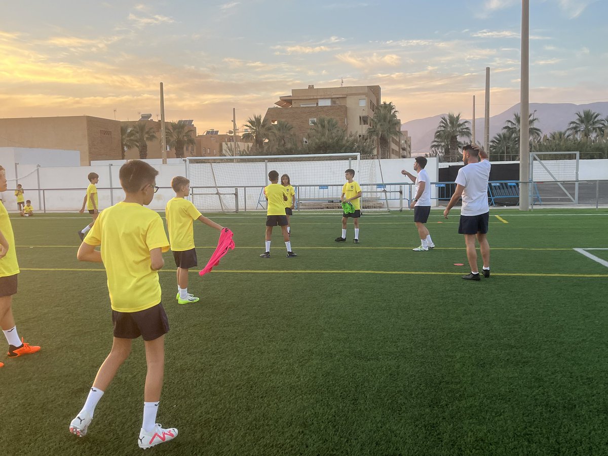 AlmerimarUD's tweet photo. ENTRENAMIENTOS

Comenzamos la semana con ganas de fútbol. Gran trabajo de nuestros técnicos, buscando mejorar de cara a un juego fin de semana.

Formación para jugadores día a día. https://t.co/kyisNDQrnS