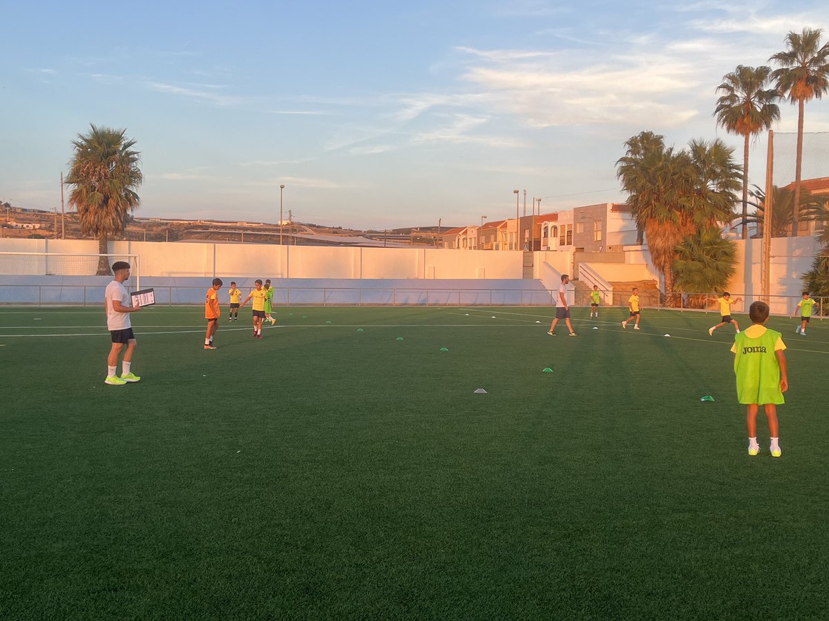 AlmerimarUD's tweet photo. ENTRENAMIENTOS

Comenzamos la semana con ganas de fútbol. Gran trabajo de nuestros técnicos, buscando mejorar de cara a un juego fin de semana.

Formación para jugadores día a día. https://t.co/kyisNDQrnS