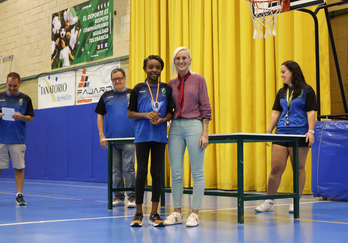 ADB_Hellin's tweet photo. 🏀🏀TORNEO BALONCESTO FERIA DE HELLIN🏀🏀
🏆ENTREGA DE PREMIOS
Miryam Maestre Concejala de deportes @Hellinayto 
Edu Andújar @DinamitaRecords 
María Rubio y @Enriqueciclos, Presidente de @ADB_Hellin https://t.co/NpUqwOg4yR