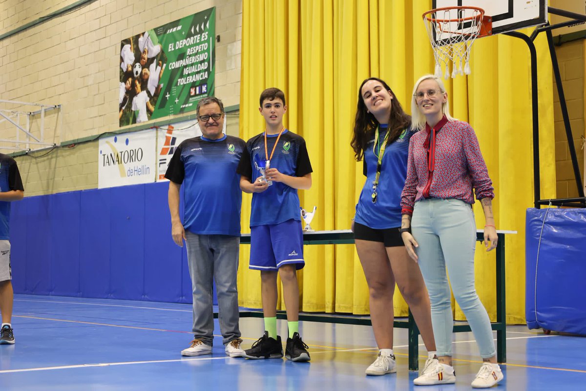 ADB_Hellin's tweet photo. 🏀🏀TORNEO BALONCESTO FERIA DE HELLIN🏀🏀
🏆ENTREGA DE PREMIOS
Miryam Maestre Concejala de deportes @Hellinayto 
Edu Andújar @DinamitaRecords 
María Rubio y @Enriqueciclos, Presidente de @ADB_Hellin https://t.co/NpUqwOg4yR