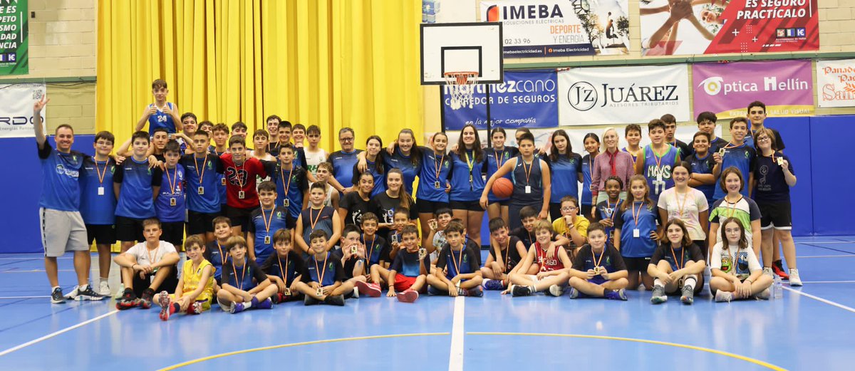 ADB_Hellin's tweet photo. 🏀🏀TORNEO BALONCESTO FERIA DE HELLIN🏀🏀
🏆ENTREGA DE PREMIOS
Miryam Maestre Concejala de deportes @Hellinayto 
Edu Andújar @DinamitaRecords 
María Rubio y @Enriqueciclos, Presidente de @ADB_Hellin https://t.co/NpUqwOg4yR