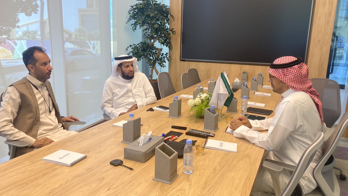 جمعية ملاك المطاعم والمقاهي التقت بسمو الامير الوليد بن ناصر ال سعود رئيس مجلس ادارة @mukatafadvocacy لبحث سبل تعزيز قطاع الضيافة من خلال اشراك الجميعة في تطوير السياسات والاستراتيجيات ليساهم في تحقيق اهداف رؤية المملكة ٢٠٣٠ ببناء اقتصاد مزدهر 🇸🇦