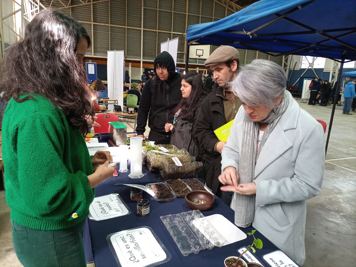 Hoy, la seremi <a href="/gaia_stegui/">Maite A. Castro Gallastegui</a> se trasladó al liceo Luis González para participar de los Laboratorios territoriales junto a más de 800 estudiantes de la comuna de <a href="/NuevaImperial/">NuevaImperial</a> en el marco del #FestivalDeLasCiencias revisando proyectos y desafíos socio-científicos del territorio.