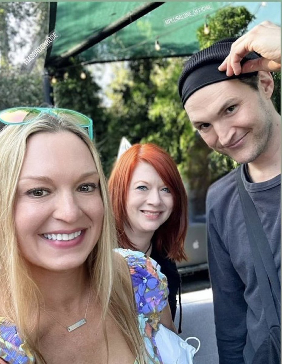 Eye0pener2's tweet photo. Josh en Ohanafest con becki17 y msbrookrose  (Instagram) - es realmente una gran persona, tan generoso y amable con sus fans. ¡Todos lo queremos mucho! 

#joshklinghoffer #pluralone #pearljam #ohanafest #janesaddiction #bobforrest @Pluralone1 https://t.co/JsvGhQCa0p