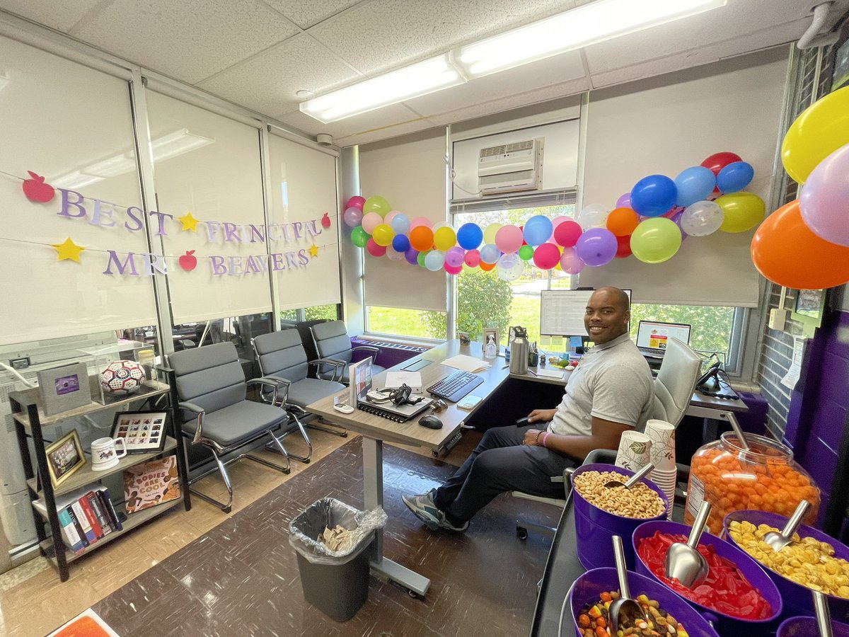 Appreciating everything our principal does for @durkinbulldogs!! Thank you @beavers_ii! #WeAppreciateYou #IWorkWithTheBest @Network10CPS @ChiPubSchools