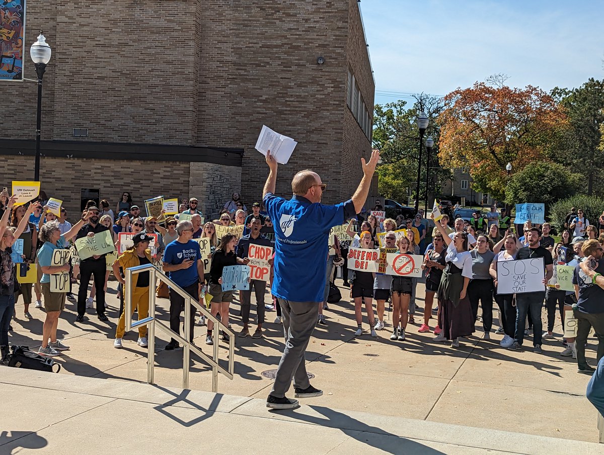 Over 150 faculty, staff, and students joined United Faculty and Staff of Oshkosh in a walkout against hundreds of layoffs announced by admin. Amidst these cuts UWO Chancellors have increased their own pay from $1.2 million to $3.2 million in the last 10yrs
fox11online.com/news/crisis-in…