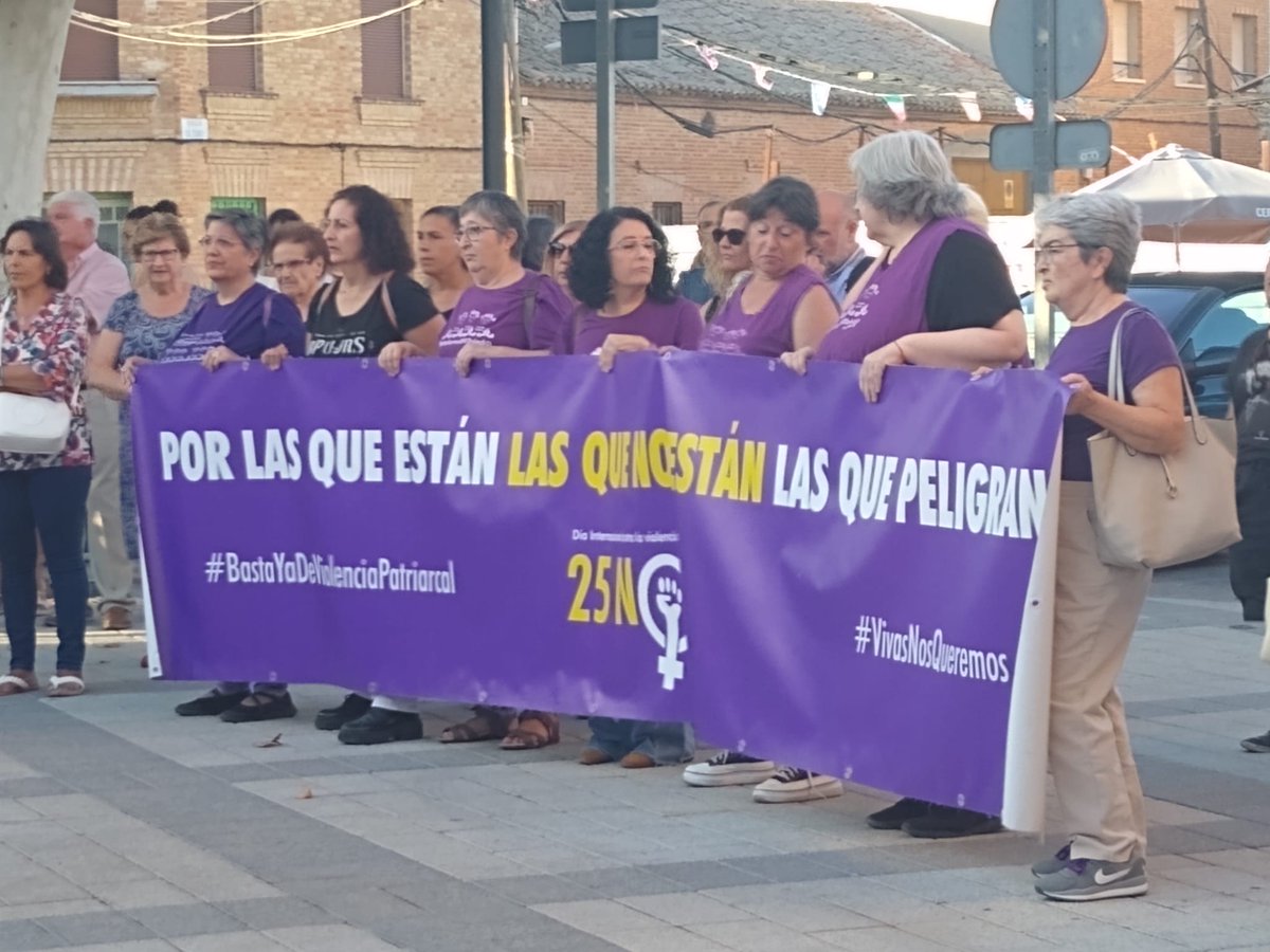Hoy acompañado en el minuto de silencio al pueblo de Alcabón por el asesinato de Sandra. Nuestro pésame a familiares y amigos.

#Alcabon #BastaYa 
#VivasNosQueremos
