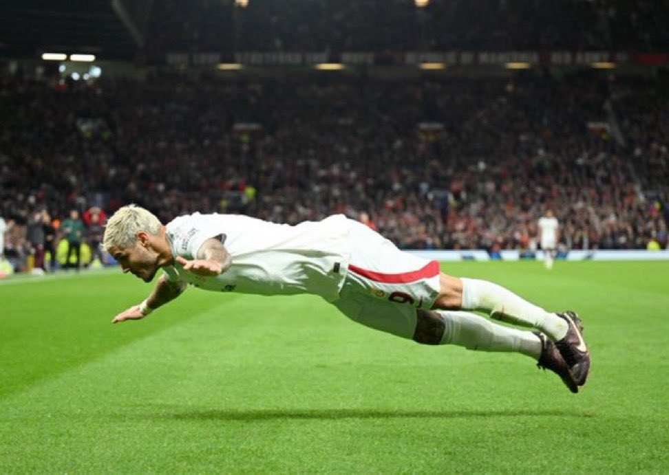 Ben her şeyi unuturum Old Traford'da "Aşkın Olayım" söyletmeni asla unutmam.. Seni çok seviyoruz Mauro Icardi..