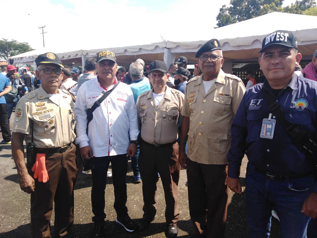 BTT_Carabobo's tweet photo. Hoy en el evento realizado por @rafaellacava10
y @0800BIGOTE al Transporte del Edo., Carabobo, la @BTT_Carabobo y el @Invest_vzlaofic estuvieron junto al #MPPT #Carabobo conversando sobre la Certificación de Saberes y Tips de Seguridad Vial a todos los presentes...
@oficial_intt https://t.co/7i4ju63meF