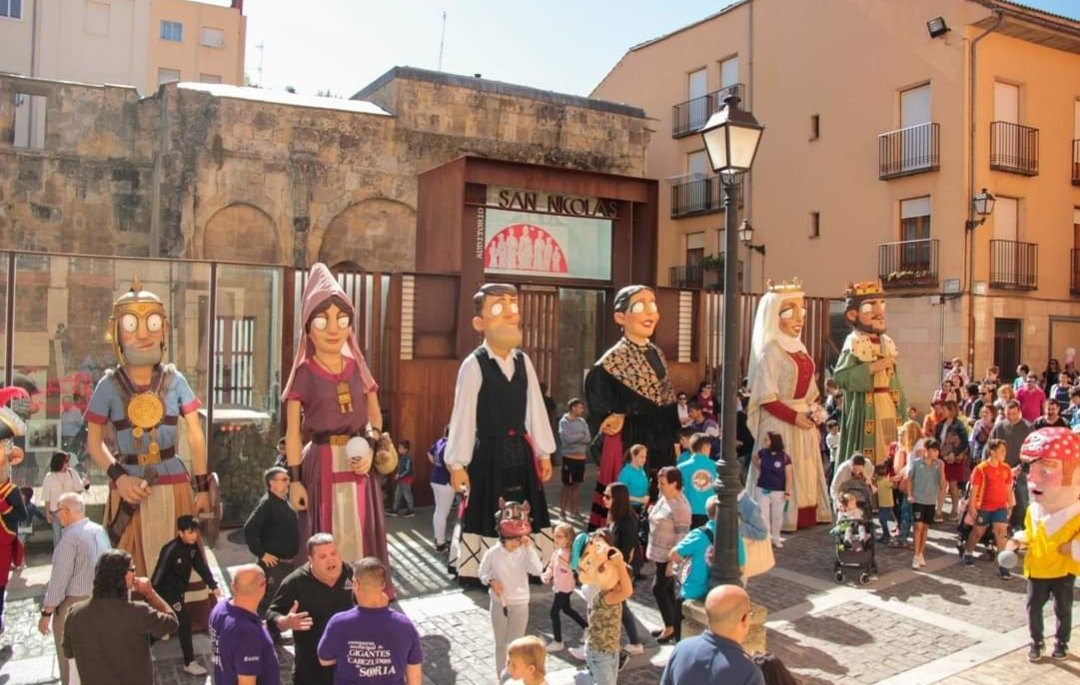 ComparsaSoria's tweet photo. Mañana miércoles día 4 saldremos a las 6 de la tarde y bajaremos al barrio de San Pedro!!! Os esperamos @Ayto_Soria https://t.co/JMfq5pzFn6