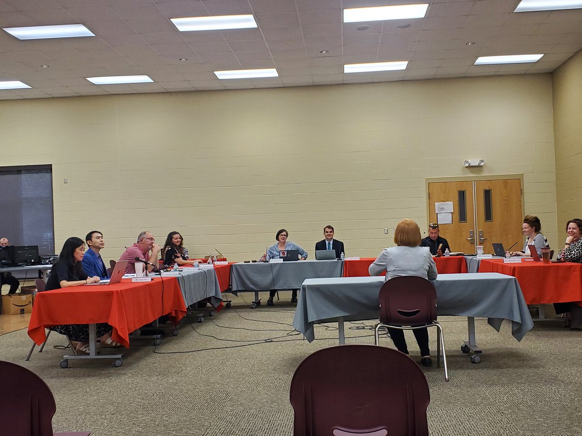 Hoosier47906's tweet photo. #WLCSC School Board- CBA Contract Public Hearing - required before the public meeting on OCT 9th. #WLEA Bargaining committee member Lori Windler speaking.
Member Mumford absent. https://t.co/GI9MjABTNa