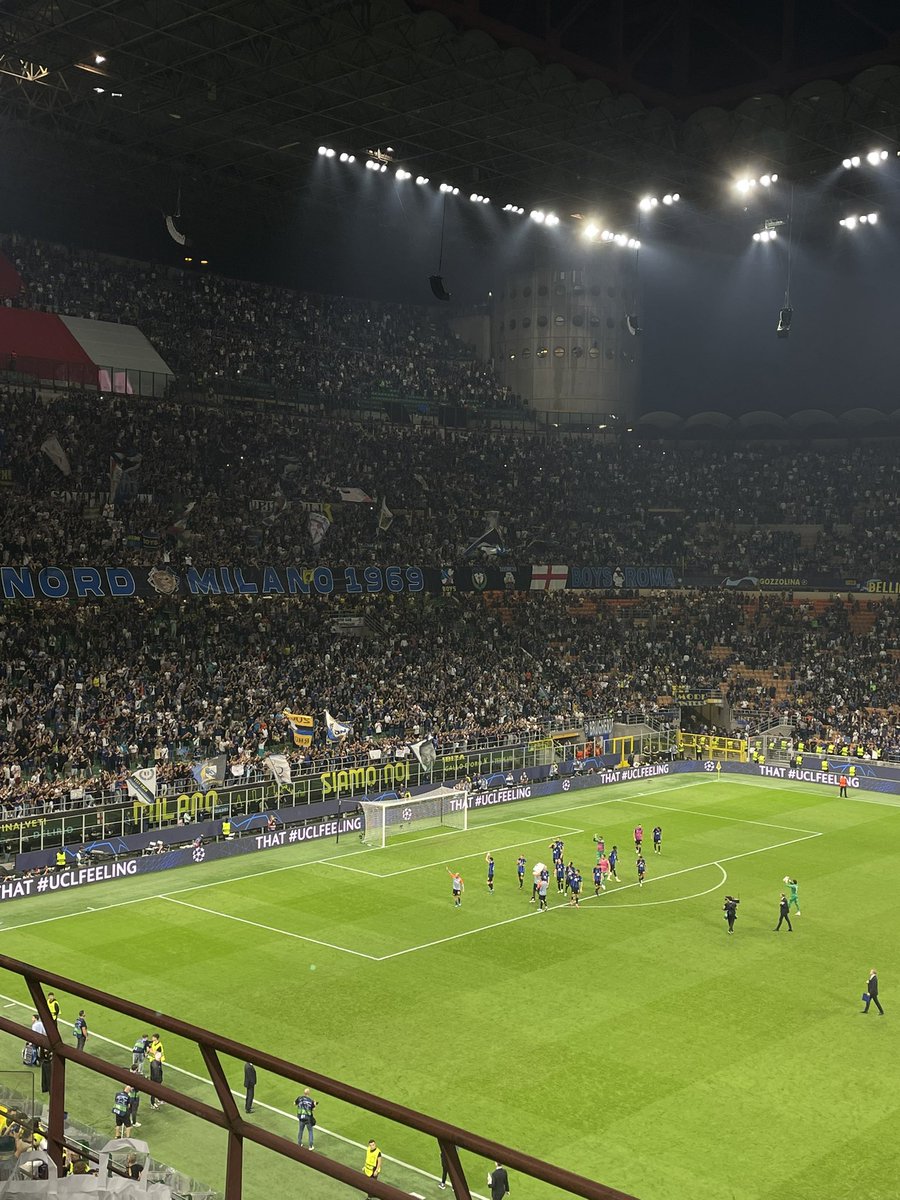 SerieATotal's tweet photo. Inter salute their curva after picking up three important Champions League points, leaving them level with Real Sociedad at the top of Group D.
#UCL #InterBenfica #INTBEN https://t.co/Hros7B0x6a