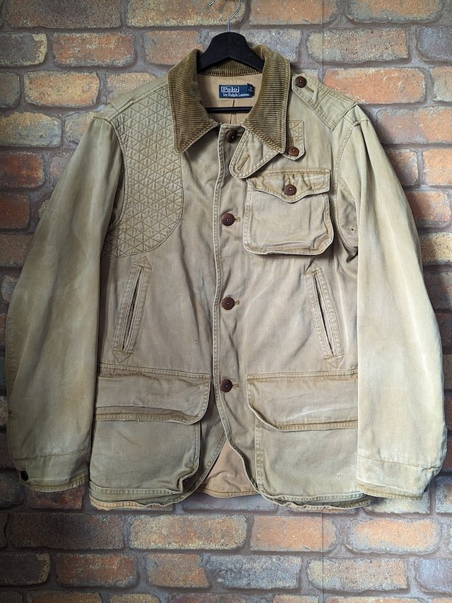 00’s PoloRalphLauren HuntingJacket 

ディティール満載☆

オリーブベージュの厚手のコットン生地に太軸のオリーブブラウンの襟。

とにかく最高にカッコよく、作るのにお金かかってます。。

説明はリプ欄へ