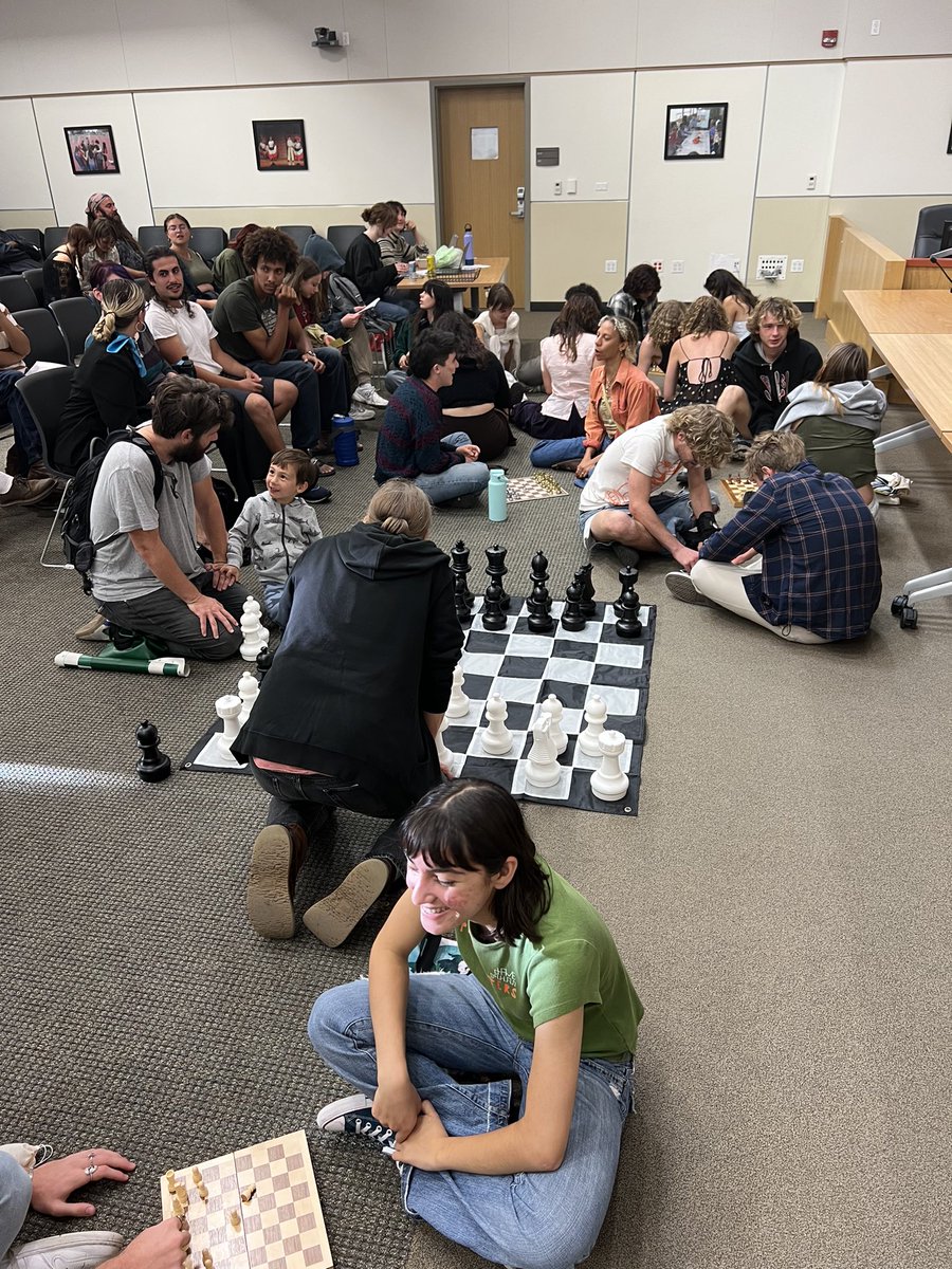 SophieHahnBerk's tweet image. There are simple solutions to make space for chess on Telegraph Avenue. 

How about a nice big CHESS PARKLET!

Let’s encourage and support lively activity in our public spaces. We can solve this!♟️