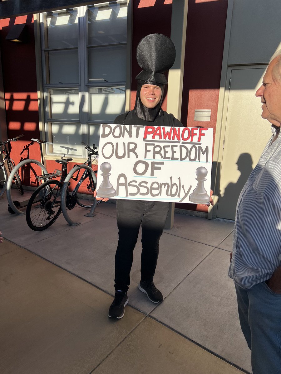 SophieHahnBerk's tweet image. There are simple solutions to make space for chess on Telegraph Avenue. 

How about a nice big CHESS PARKLET!

Let’s encourage and support lively activity in our public spaces. We can solve this!♟️