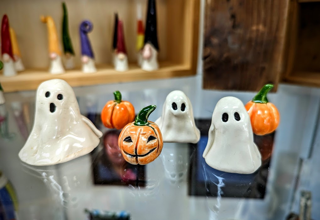 texturescrafts's tweet photo. BOO! Everyone is loving Christie Gruppe's minis #TexturesCraftworks @lockestshops 

#handmade #HamOnt #gifts #handcrafted #giftideas #local #artisan #potter #homedecor #potter #ghosts #halloween #october #pumpkins #ornaments https://t.co/5mONHmoVCB