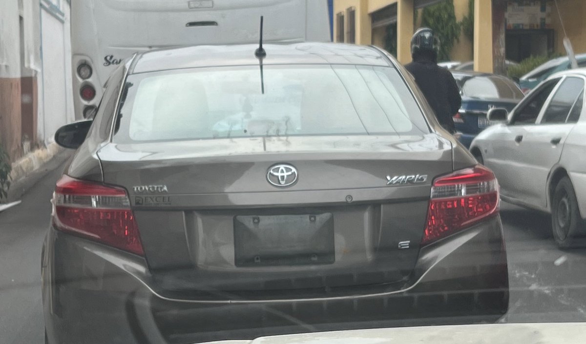 RocioVelsquez's tweet photo. No entiendo cómo está permitido usar ese porta placas en las que no se puede visualizar el número de la placa del vehículo @VMTElSalvador https://t.co/FyNQwBMmFl