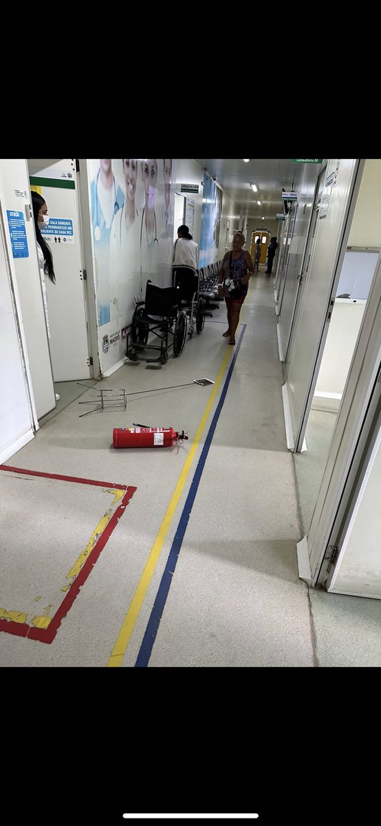 Maryannefrancca's tweet photo. Hoje o tempo de espera na upa estava entre 5-25minutos e mesmo assim ainda teve um querido para reclamar da “demora”, quebrar a  porta da upa e ameaçar toda equipe de técnicos, enfermeiros e médicos https://t.co/smhAWz44gM