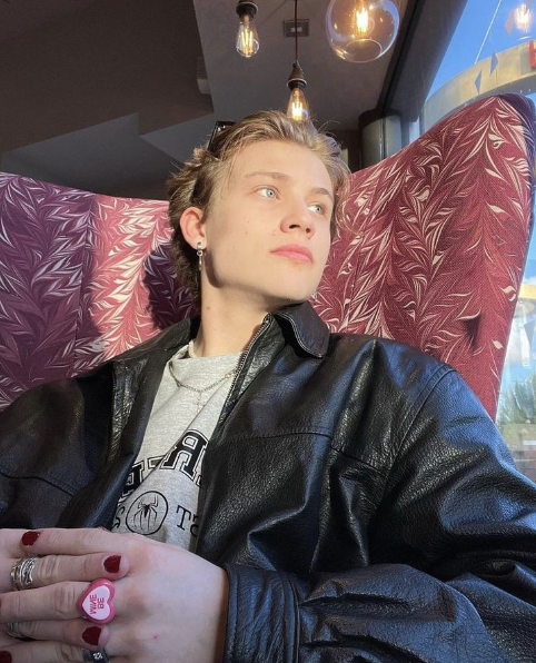 HGWRTSUNI's tweet photo. — Nome: Lucius Abraxas Malfoy 
— Idade: 19 
— Pronomes: ele/dele 
— Curso: Crimonomagia 
— Fraternidade: Sonserina 
— Shape: Rhys Stanley
— @eumalfoyy https://t.co/FUktieFjrT