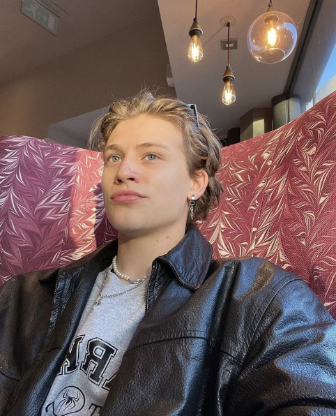 HGWRTSUNI's tweet photo. — Nome: Lucius Abraxas Malfoy 
— Idade: 19 
— Pronomes: ele/dele 
— Curso: Crimonomagia 
— Fraternidade: Sonserina 
— Shape: Rhys Stanley
— @eumalfoyy https://t.co/FUktieFjrT
