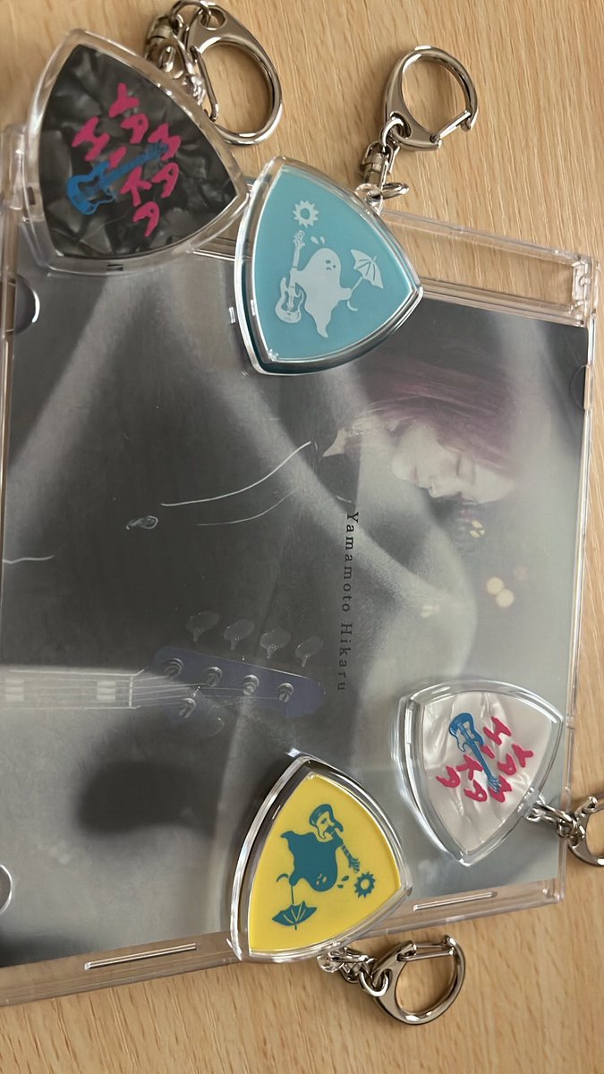 yoahonoyotata's tweet photo. 届きました!!
ライブで買えなかったキーホルダーが私の家に✨
黒いピックは売り切れちゃって買えなかったけどほかの4つ可愛すぎです最高です!
CDも早く聴けるように、とりあえずインフル治します💪🏻
#やまもとひかる #AMvol2 https://t.co/2xM0HwUSjK
