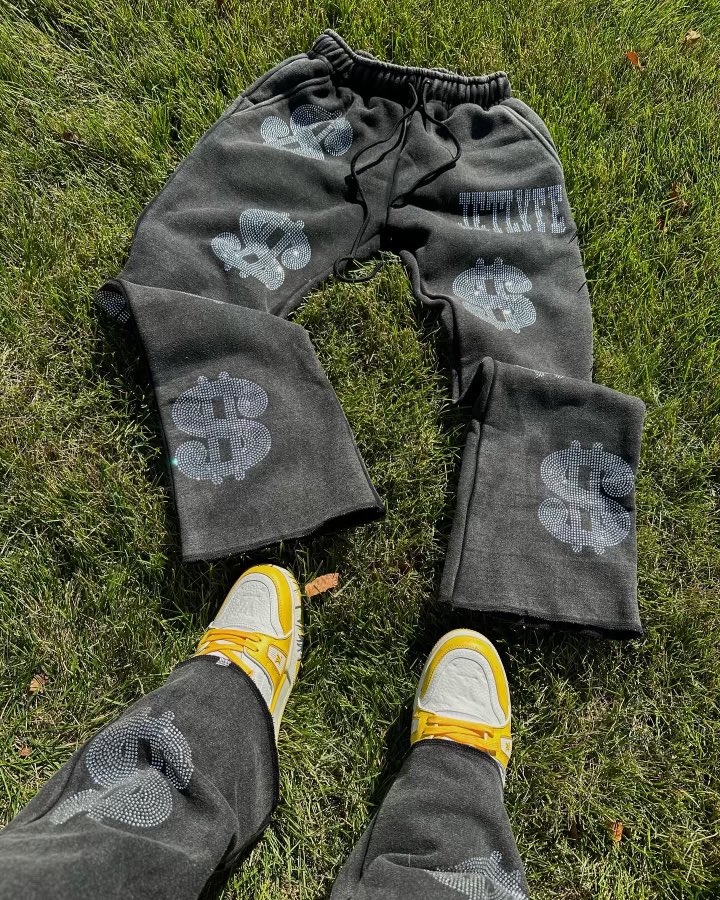 JetLyfeCo's tweet photo. EVERYDAY I WANT $ BUNDLE
AVAILABLE NOW
500 GSM, ACID WASH.
JUMBO SCREEN PRINT.
RHINESTONES.
HOODIE: SLIGHT CROP FIT
JOGGERS: FLARED

FREE SHIPPING
FITS: TRUE TO SIZE, S-3XL
PIECES ARE SOLD SEPARATELY 

COMMENT SOME 💲💲 FOR A CHANCE TO WIN A FREE $ET! https://t.co/y0ZKDRn6iT
