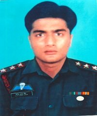 Tanishksengar's tweet photo. MAJOR VIJIT KUMAR SINGH
#Shaurya_Chakra (P)
17 PARA FD

During the search operation his team came under attack from the insurgents. He displayed extraordinary leadership and courage &amp; charged towards the militants &amp; killed 2 of them before succumbing to injuries this day in 2001. https://t.co/YzmLCbjO61