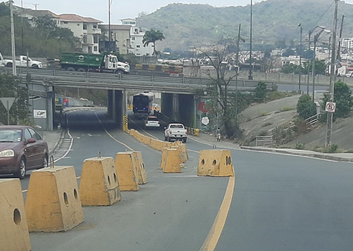 cmmunozo's tweet photo. Vía Espol-Ceibos muros de cemento movidos para pasarse sin avanzar al redondel. Un peligro https://t.co/sf6OVjeMse