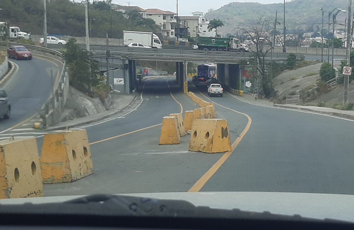 cmmunozo's tweet photo. Vía Espol-Ceibos muros de cemento movidos para pasarse sin avanzar al redondel. Un peligro https://t.co/sf6OVjeMse