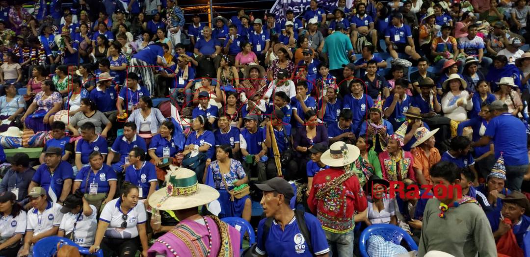 LaRazon_Bolivia's tweet photo. #FotoNoticias
El #CongresoDelMAS realizó este martes la acreditación de delegados y la instalación del presídium con participación de representantes de la Csutcb, Conamaq, Bartolinas e Interculturales. 
Fotos: Roberto Guzmán/La Razón https://t.co/oQQphqL5bS