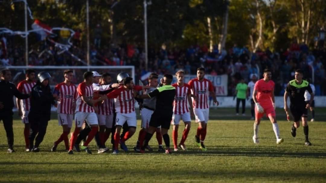 Desde ese mayo de 2019 vengo esperando este partido. Jugando federal A,de local y contra ese equipo del poder que nos robo la ilusión a todos los hinchas  y mejor aún ya descendidos a un regional del cual no van a volver más.
El domingo todos en la cancha ❤️🇦🇹