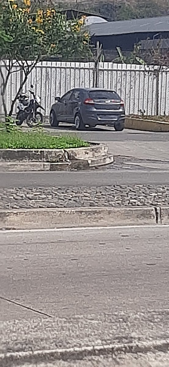 cmmunozo's tweet photo. @interagua  fuga de agua vereda ATM junto a Riocentro Ceibos 2
Lleva 2 días https://t.co/htuJUuOqxO
