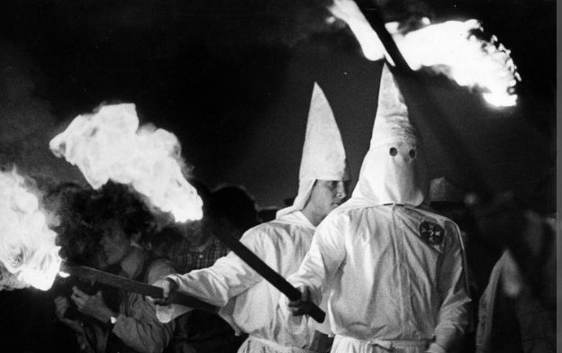 gtj_uan's tweet photo. @PrensaComunitar @shirlie_arc Estos si son terroristas
#cuques haciendose pasar como el Ku Kux Klan https://t.co/jSF2eZvcB1