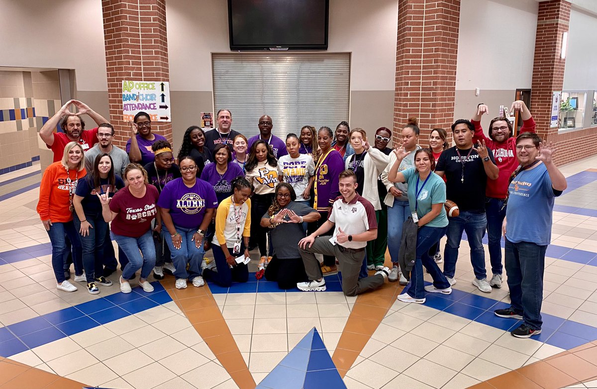 Holmes4Schools's tweet photo. Go Brahmas! Representing their college for “College Day” @cfisd @MProvoCFISD #BleylBrahmas #REALBrahmas https://t.co/0Zl4CX9MX8